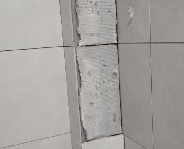 金华瓷砖空鼓维修公司分享下瓷砖施工前基层浇水润湿程度不足，可能导致以下问题